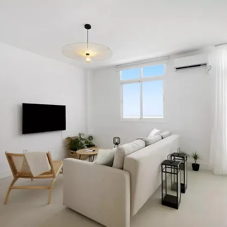 Beachfront Seaview Oasis - Private Terrace & Panoramic Ocean Views Апартаменты *