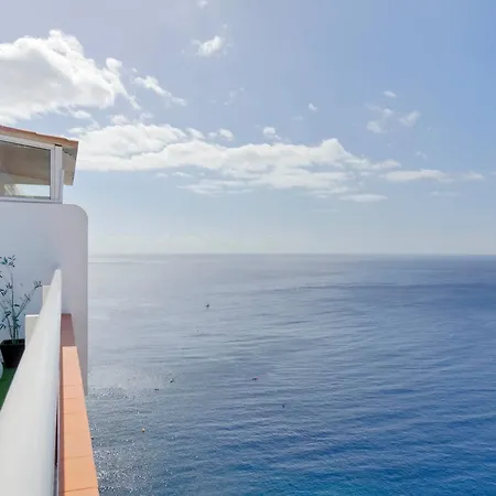 Апартаменты Beachfront Seaview Oasis - Private Terrace & Panoramic Ocean Views Табайба