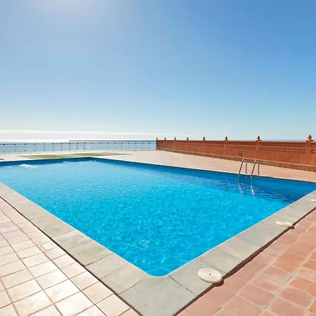 Beachfront Seaview Oasis - Private Terrace & Panoramic Ocean Views Апартаменты