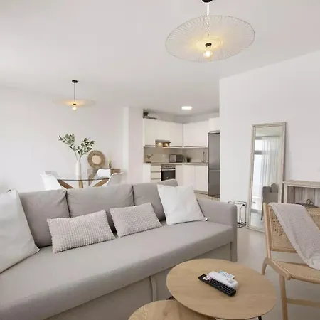 Beachfront Seaview Oasis - Private Terrace & Panoramic Ocean Views *