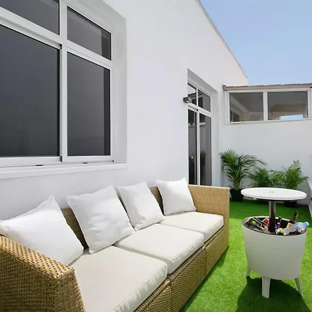 Beachfront Seaview Oasis - Private Terrace & Panoramic Ocean Views Apartamento